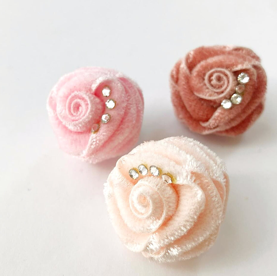 タックピン ラペルピン 花 バラ ブートニエール 単色 ベルベット ベロア クリスタルガラス フラワーホール アクセサリー 小さい コサージュ 結婚式 メンズ レディース 日本製 メール便 dplus arts